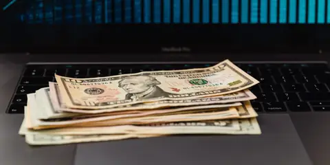 Dollar Weakens After Fed’s Kevin Warsh Softens Inflation Outlook