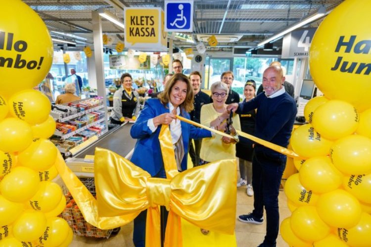 Jumbo Supermarket Opens ‘Chat Checkouts’ to Combat Loneliness Among Elderly