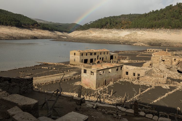 Aceredo, the "ghost village" reemerges under a rainbow